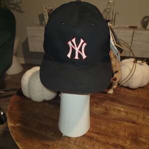 New York Yankees New Era 59FIFTY Fitted Hat Black Red Logo